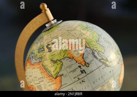 Foto eines wunderschön aussehenden Schreibtischkugels mit Fokus auf Asien – China, Indien und dem Indischen Ozean. Aufnahmen bei natürlichem Sonnenlicht. Stockfoto