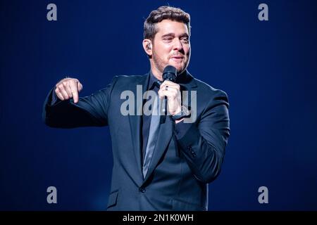 Mailand Italien. 05. Februar 2023 Der kanadische Sänger Michael BUBLE tritt während der „Higher Tour 2023“ live auf der Bühne des Mediolanum Forum auf. Stockfoto