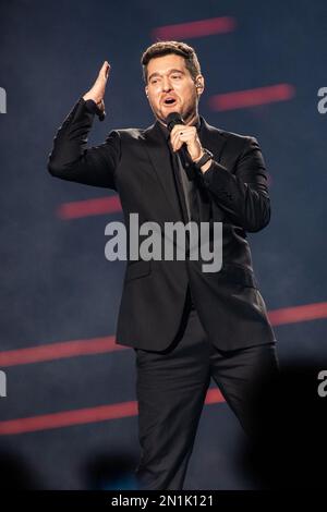 Mailand Italien. 05. Februar 2023 Der kanadische Sänger Michael BUBLE tritt während der „Higher Tour 2023“ live auf der Bühne des Mediolanum Forum auf. Stockfoto