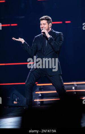 Mailand Italien. 05. Februar 2023 Der kanadische Sänger Michael BUBLE tritt während der „Higher Tour 2023“ live auf der Bühne des Mediolanum Forum auf. Stockfoto