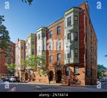 Boston: 13-19 Garrison Street (@ St. Botolph Street), ein Beispiel für einen Architekten, der einen ganzen Gebäudeblock entwirft, um Stilgeeinheit zu gewährleisten. Stockfoto