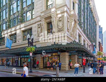 Stadtzentrum von Boston: Das Burnham Building, das 1912 als Kaufhaus von Filene erbaut wurde, wurde zu seinem Glanz der Beaux Arts restauriert, einschließlich kunstvoller Eisenarbeiten. Stockfoto