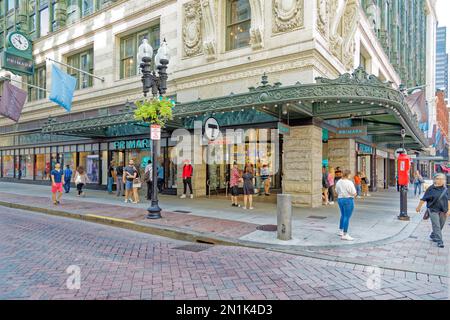 Stadtzentrum von Boston: Das Burnham Building, das 1912 als Kaufhaus von Filene erbaut wurde, wurde zu seinem Glanz der Beaux Arts restauriert, einschließlich kunstvoller Eisenarbeiten. Stockfoto