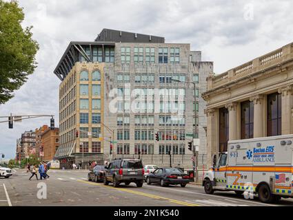 Boston Back Bay: 360 Newbury Street, die 1919 als Büros erbaut wurde, wurde 1986 und 2004 renoviert und erweitert und verfügt jetzt über sechs Etagen mit Apartments. Stockfoto