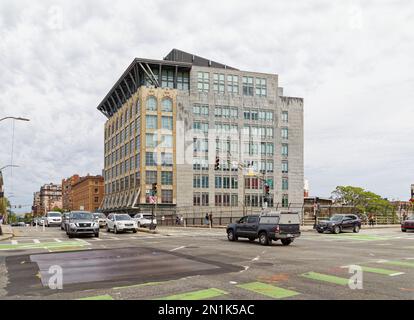 Boston Back Bay: 360 Newbury Street, die 1919 als Büros erbaut wurde, wurde 1986 und 2004 renoviert und erweitert und verfügt jetzt über sechs Etagen mit Apartments. Stockfoto