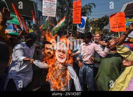 Kalkutta, Westbengalen, Indien. 6. Februar 2023. Anhänger des indischen Nationalkongresses verbrannten ein Bildnis von Gautam Adani und Narendra Modi, protestierten gegen den Betrug der Adani-Gruppe und den Unionshaushalt in Kalkutta. (Kreditbild: © Sudipta das/Pacific Press via ZUMA Press Wire) NUR REDAKTIONELLE VERWENDUNG! Nicht für den kommerziellen GEBRAUCH! Stockfoto