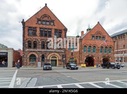 Boston Back Bay: Arthur Vinal entwarf diese Richardsonian Romanesque Police (jetzt Boston Architectural College) und Feuerwache, die 1887 erbaut wurde. Stockfoto