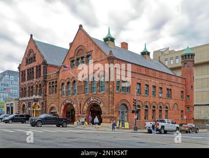 Boston Back Bay: Arthur Vinal entwarf diese Richardsonian Romanesque Police (jetzt Boston Architectural College) und Feuerwache, die 1887 erbaut wurde. Stockfoto