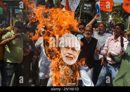 Kalkutta, Westbengalen, Indien. 6. Februar 2023. Anhänger des indischen Nationalkongresses verbrannten ein Bildnis von Gautam Adani und Narendra Modi, protestierten gegen den Betrug der Adani-Gruppe und den Unionshaushalt in Kalkutta. (Kreditbild: © Sudipta das/Pacific Press via ZUMA Press Wire) NUR REDAKTIONELLE VERWENDUNG! Nicht für den kommerziellen GEBRAUCH! Stockfoto