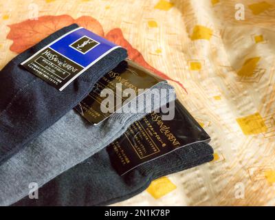 Yves-Saint-Laurent-Socken. Yves Saint Laurent YSL (auch bekannt als Saint Laurent Paris) ist ein luxuriöses Modehaus, das von Yves Saint Laurent gegründet wurde. Stockfoto