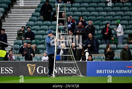 Twickenham. Vereinigtes Königreich. 04. Februar 2023 England V Schottland, Culcutta Cup, Guinness 6 Nations. Twickenham-Stadion. Twickenham. Steve Borthwick (englischer Cheftrainer) stellt während des England V Scotland, Culcutta Cup Rugby-Spiels in den Guinness 6 Nations, seine Markenleitern auf. Stockfoto