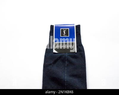 Yves-Saint-Laurent-Socken. Yves Saint Laurent YSL (auch bekannt als Saint Laurent Paris) ist ein luxuriöses Modehaus, das von Yves Saint Laurent gegründet wurde. Stockfoto