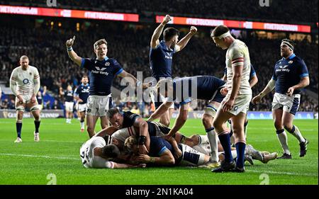 Twickenham. Vereinigtes Königreich. 04. Februar 2023 England V Schottland, Culcutta Cup, Guinness 6 Nations. Twickenham-Stadion. Twickenham. Die schottischen Spieler feiern den Siegerversuch von Duhan van der Merwe (Schottland) beim Rugby-Spiel England V Scotland, Culcutta Cup in den Guinness 6 Nations. Stockfoto