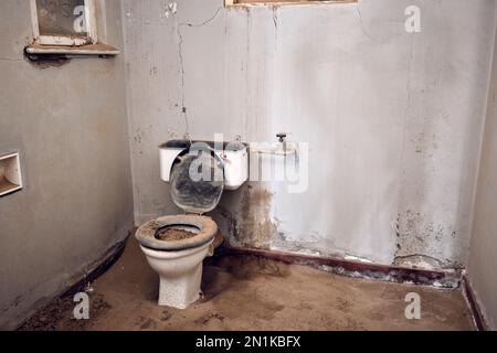 Verfallene WC-WC-Toilette im Krankenhaus in Kolmanskop Geisterstadt, Namibia. Stockfoto