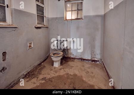 Verfallene WC-WC-Toilette im Krankenhaus in Kolmanskop Geisterstadt, Namibia. Stockfoto