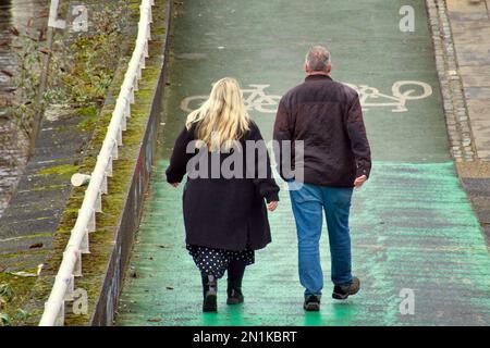 Glasgow, Schottland, Vereinigtes Königreich 6. Februar 2023. Der Fluss Clyde übergewichtige Menschen auf dem Clydeside-Fußweg auf der Broomielaw. Credit Gerard Ferry/Alamy Live News Stockfoto