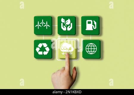 Weibliche Hand wählt Eco Life Interface. Verringerung der CO2-Emissionen zur Begrenzung des Klimawandels und des Konzepts der globalen Erwärmung. Stockfoto