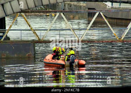 Glasgow, Schottland, Vereinigtes Königreich 6. Februar 2023. Die Suche nach dem Fluss Clyde, während ein Eber das Gebiet unter der Brücke King George auf der Broomielaw durchkämmt. Credit Gerard Ferry/Alamy Live News Stockfoto