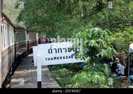 KANCHANABURI, THAILAND - 18. MÄRZ 2018 Bahnhof zwischen Bangkok und Kanchanaburi - Tham Krasae Railway Bridge Stockfoto