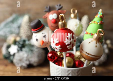 Leckere Weihnachtskuchen auf verschwommenem Hintergrund, Nahaufnahme Stockfoto