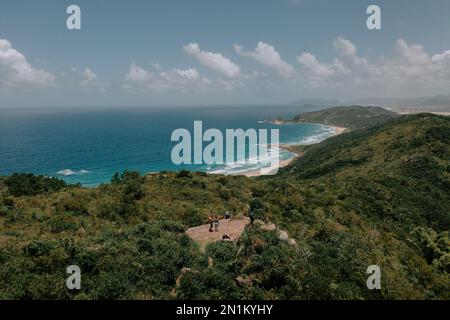 Der Aussichtspunkt Mirante da Boa Vista - Florianoplis. Wunderschöner Blick über tropischen Wald aufs Meer und einem See. 1 Stockfoto