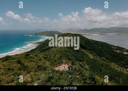 Der Aussichtspunkt Mirante da Boa Vista - Florianoplis. Wunderschöner Blick über tropischen Wald aufs Meer und einem See. 3 Stockfoto