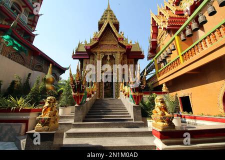 KANCHANABURI, THAILAND - 19. MÄRZ 2018 Wat Tham Khao Noi an Anam-Nigaya buddhistischer Tempel Stockfoto