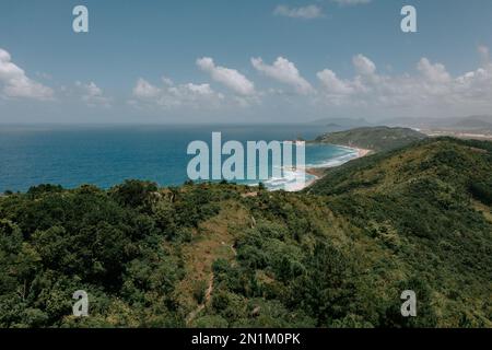 Der Aussichtspunkt Mirante da Boa Vista - Florianoplis. Wunderschöner Blick über tropischen Wald aufs Meer und einem See. 6 Stockfoto