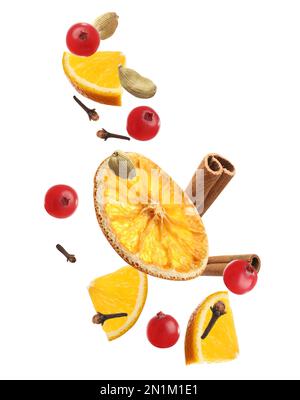 Schneiden Sie Orangen, Cranbeeren und verschiedene Gewürze auf weißem Hintergrund. Glühweinzutaten Stockfoto