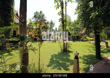 KANCHANABURI, THILAND - 19. MÄRZ 2018 Rasen und Gärten des Oriental Kwai Resorts Stockfoto