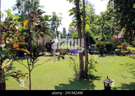 KANCHANABURI, THILAND - 19. MÄRZ 2018 Rasen und Gärten des Oriental Kwai Resorts Stockfoto