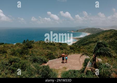 Der Aussichtspunkt Mirante da Boa Vista - Florianoplis. Wunderschöner Blick über tropischen Wald aufs Meer und einem See. 5 Stockfoto