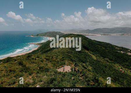 Der Aussichtspunkt Mirante da Boa Vista - Florianoplis. Wunderschöner Blick über tropischen Wald aufs Meer und einem See. 4 Stockfoto