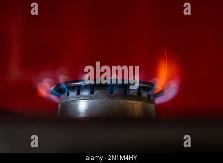 06. Februar 2023, Hessen, Frankfurt/Main: Die Flamme eines Gasherds brennt in einer Küche. Der Preis und die Verfügbarkeit von Gas sind in Politik und Gesellschaft immer wieder ein Thema. Foto: Frank Rumpenhorst/dpa Stockfoto