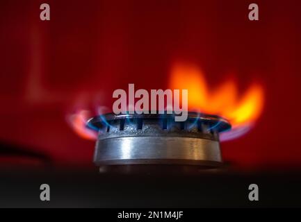 06. Februar 2023, Hessen, Frankfurt/Main: Die Flamme eines Gasherds brennt in einer Küche. Der Preis und die Verfügbarkeit von Gas sind in Politik und Gesellschaft immer wieder ein Thema. Foto: Frank Rumpenhorst/dpa Stockfoto