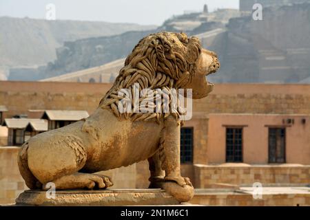 Löwenstatue an den Mauern der Zitadelle von Kairo oder der Zitadelle von Saladin, eine mittelalterliche Festung aus islamischer Zeit in Kairo, Ägypten, erbaut von Salah ad-DIN (S Stockfoto