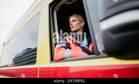 Porträt einer jungen Ärztin im Krankenwagen. Stockfoto