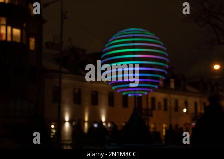 Fotounscharfe leuchtende Figur in Form eines Kreises bei Nacht auf der Straße Stockfoto