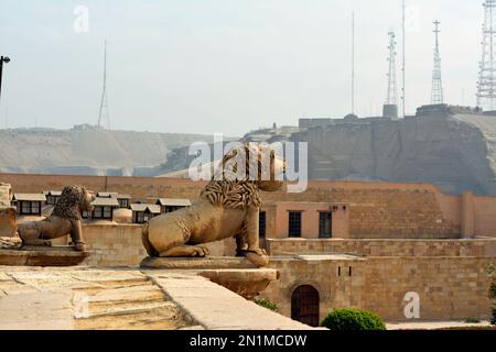 Löwenstatue an den Mauern der Zitadelle von Kairo oder der Zitadelle von Saladin, eine mittelalterliche Festung aus islamischer Zeit in Kairo, Ägypten, erbaut von Salah ad-DIN (S Stockfoto