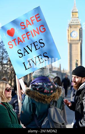 London, Großbritannien. 6. Februar 2023. Die RCN-Krankenschwestern traten außerhalb des St. Thomas' Krankenhauses in die Streikklinie ein, als Krankenschwestern und Krankenpfleger gleichzeitig Streik gegen den so genannten größten Streik in der Geschichte des NHS einlegten. Kredit: michael melia/Alamy Live News Stockfoto