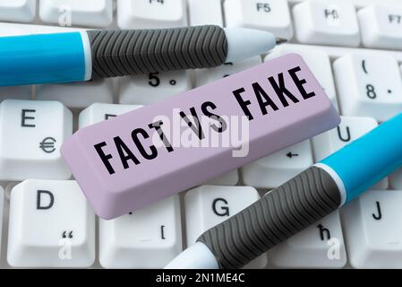 Textunterschrift mit Fakten vs. Fälschungen. Der Geschäftsansatz ist wahr oder falsch, wenn etwas wirklich authentisch ist Stockfoto