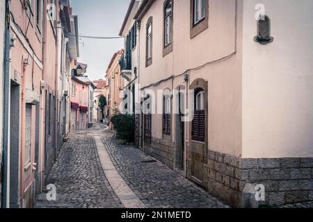 Fußgängerzone mit Kopfsteinpflaster in Cascais, Portugal Stockfoto