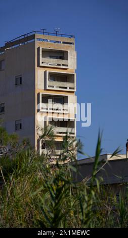 Geometrische, moderne Architektur eines verlassenen Hotels in Varosha, Famagusta in Zypern. Stockfoto