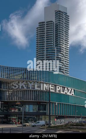 Die Fassaden des Grand Tower und der Skyline Plaza, Frankfurt, Deutschland Stockfoto