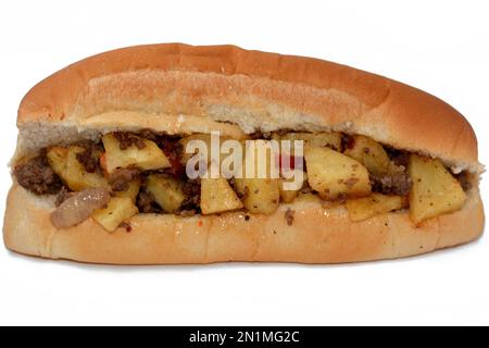 Gebratene Kartoffelwürfel, dann mit Hackfleisch mit Öl, Knoblauch, Zwiebeln, Tomaten und Pfeffer gekocht, serviert in einem französischen fino-Brot-Sandwich, isoliert auf w Stockfoto