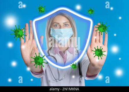 Immunologe und Schild mit Kreuz als Symbol des Virenschutzes auf hellblauem Hintergrund Stockfoto