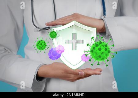 Immunologe und Schild mit Kreuz als Symbol des Virenschutzes, Nahaufnahme Stockfoto