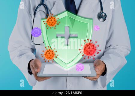 Immunologe und Schild mit Kreuz als Symbol des Virenschutzes auf hellblauem Hintergrund, Nahaufnahme Stockfoto