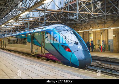 TransPennine Express im Bahnhof Manchester Piccsteady Stockfoto