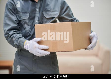 Zugeschnittenes Bild des Spielers in grauem, gleichförmigen Karton Stockfoto